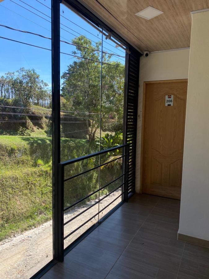 Pensjonat Oak Tree House Guatapé Zewnętrze zdjęcie