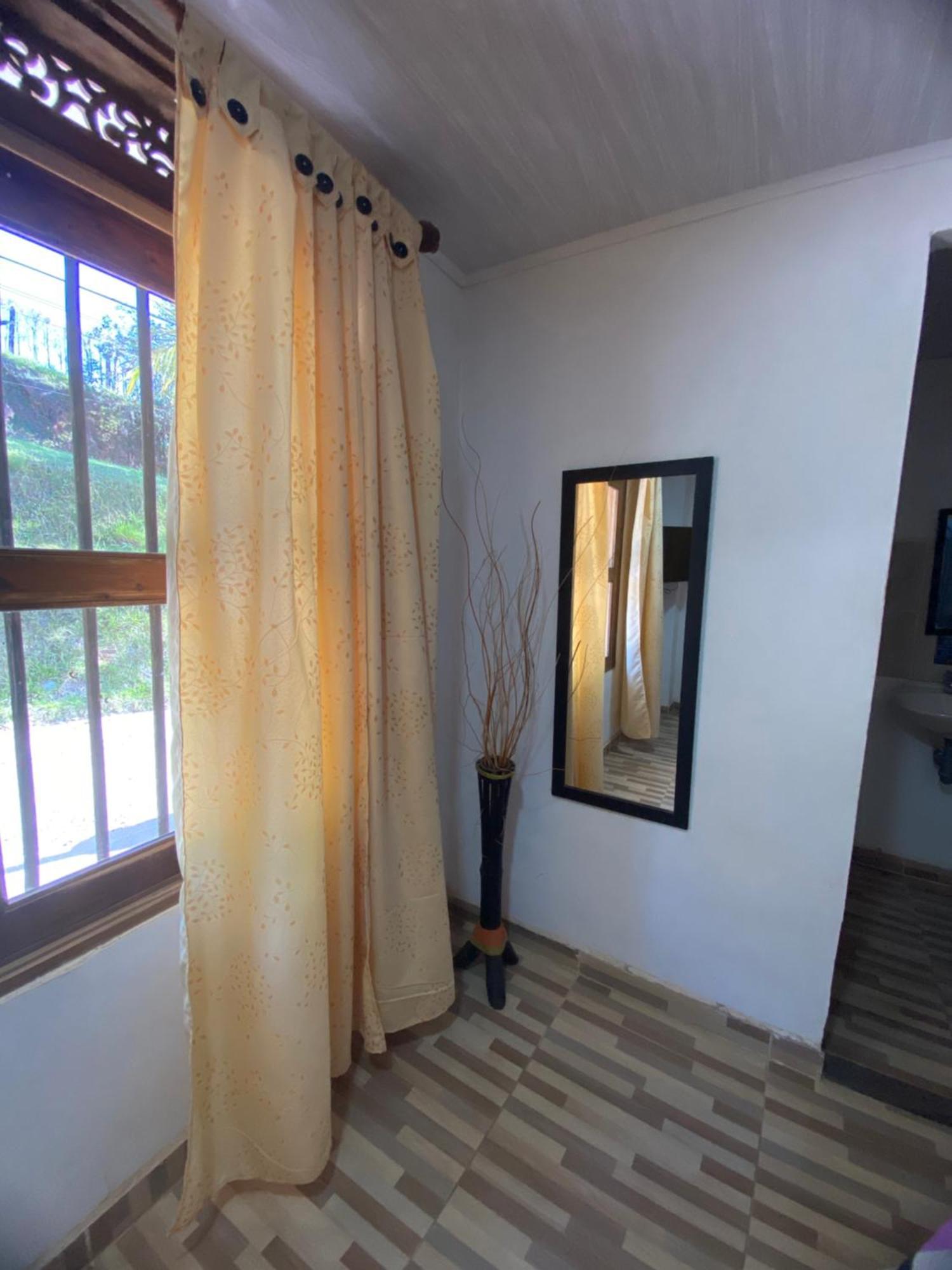 Pensjonat Oak Tree House Guatapé Zewnętrze zdjęcie