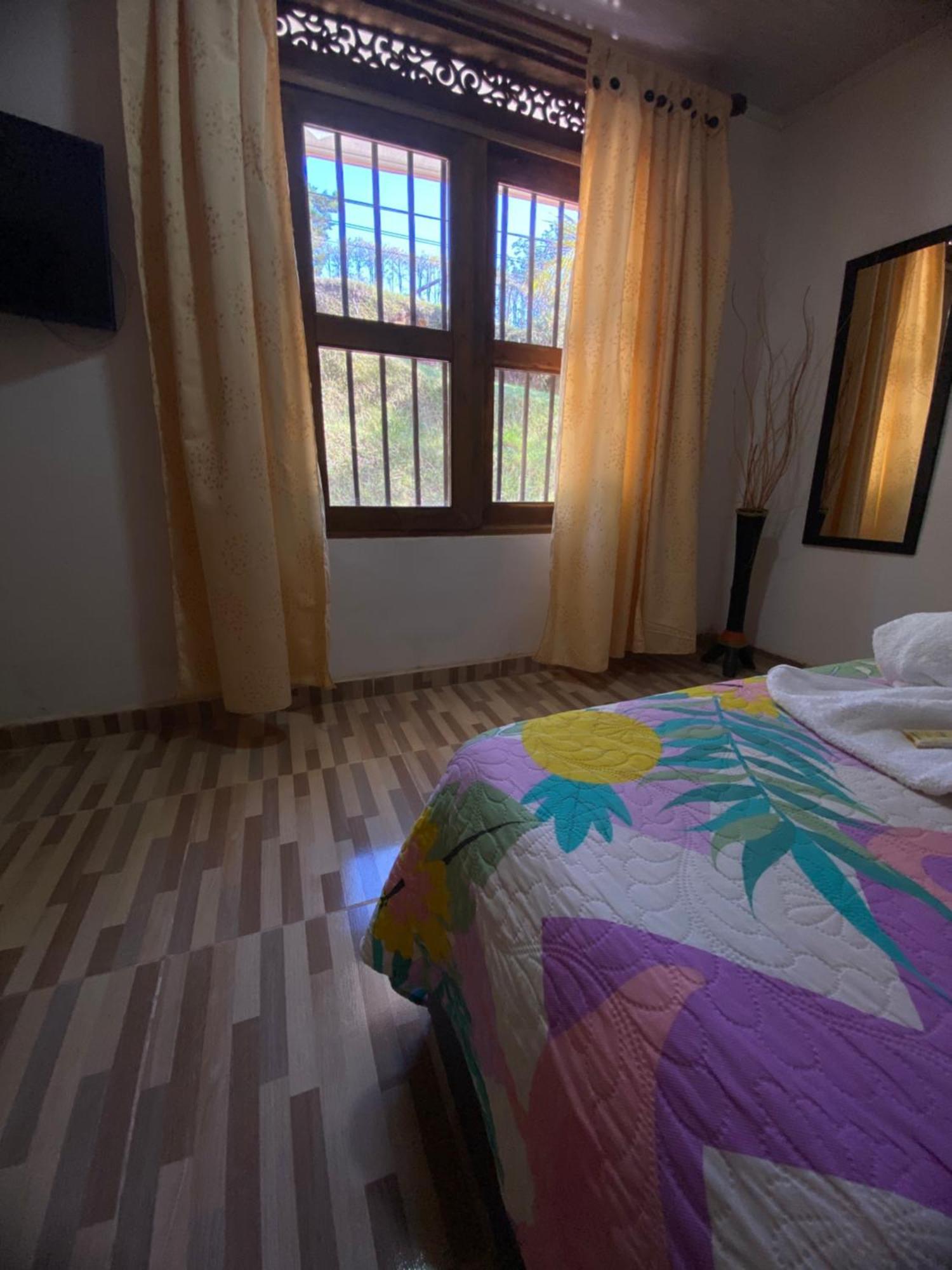 Pensjonat Oak Tree House Guatapé Zewnętrze zdjęcie