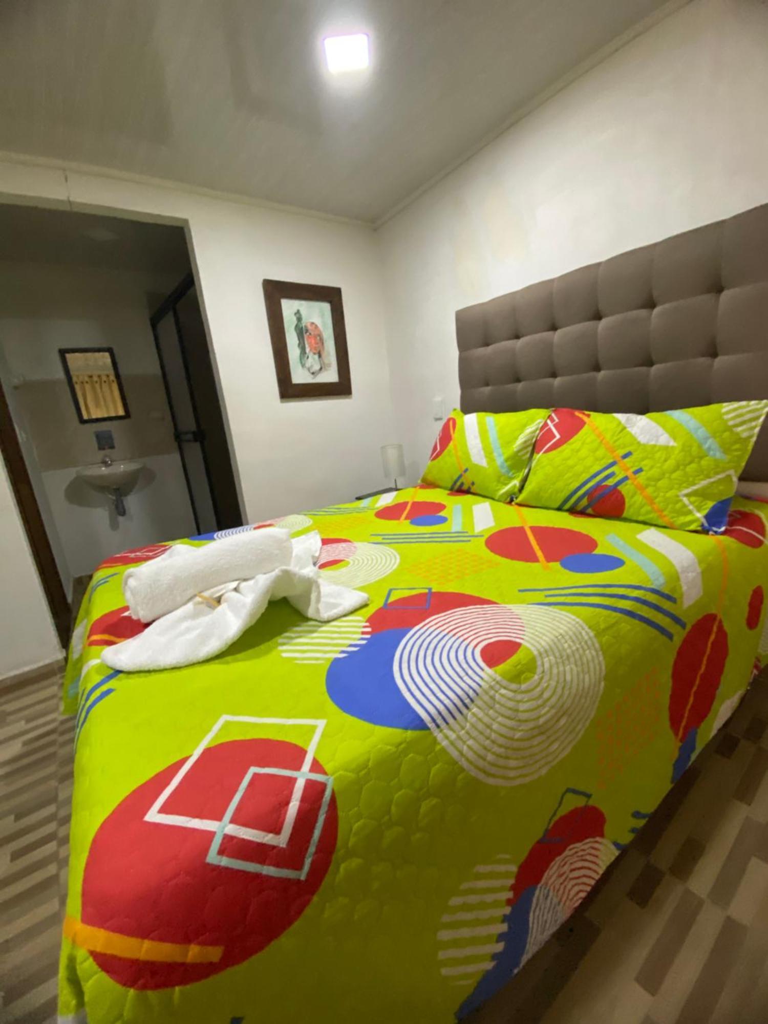 Pensjonat Oak Tree House Guatapé Zewnętrze zdjęcie