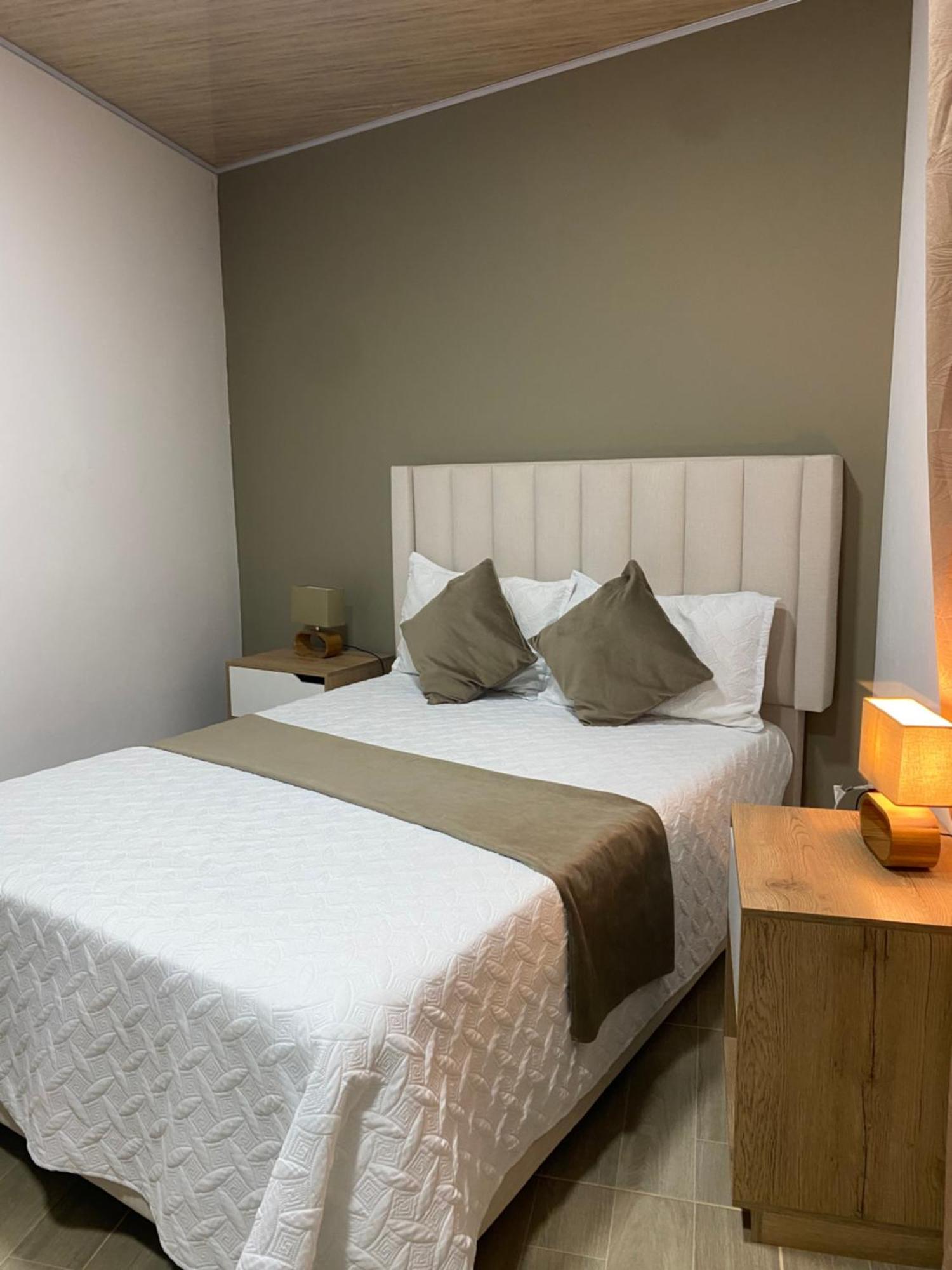 Pensjonat Oak Tree House Guatapé Zewnętrze zdjęcie