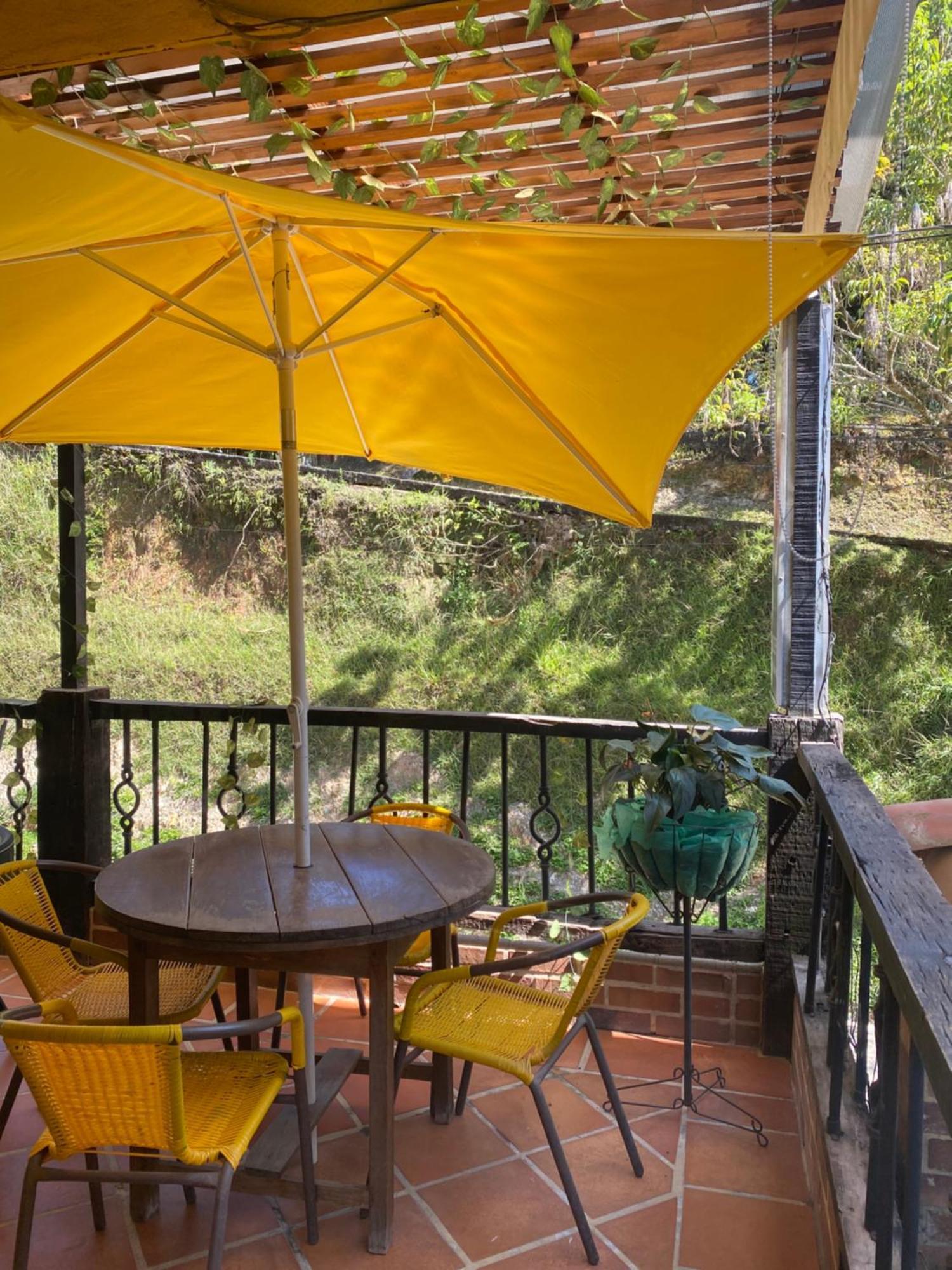 Pensjonat Oak Tree House Guatapé Zewnętrze zdjęcie