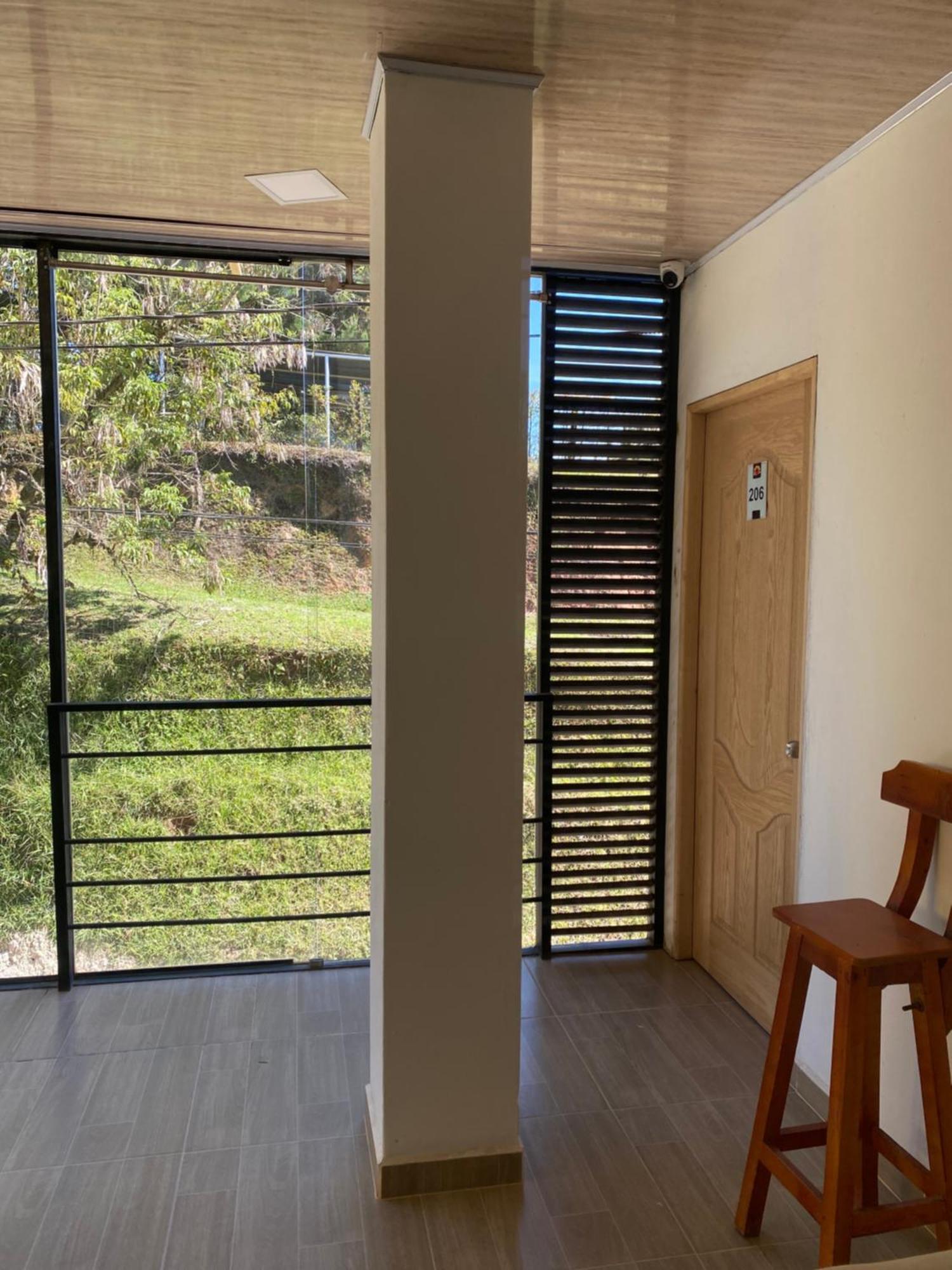 Pensjonat Oak Tree House Guatapé Zewnętrze zdjęcie