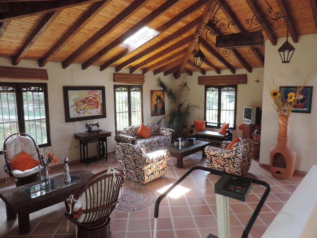 Pensjonat Oak Tree House Guatapé Zewnętrze zdjęcie