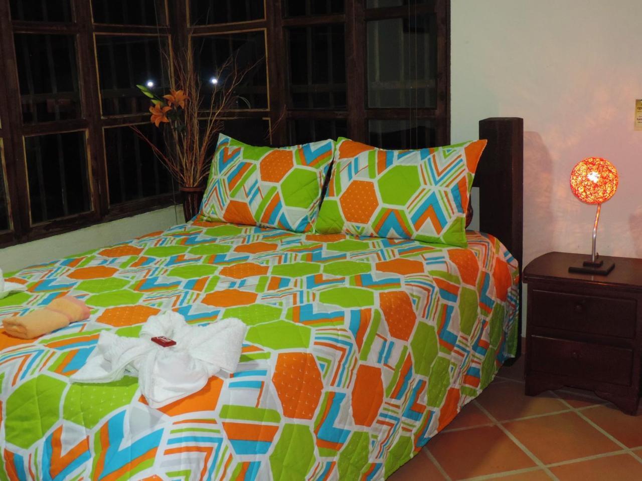 Pensjonat Oak Tree House Guatapé Zewnętrze zdjęcie